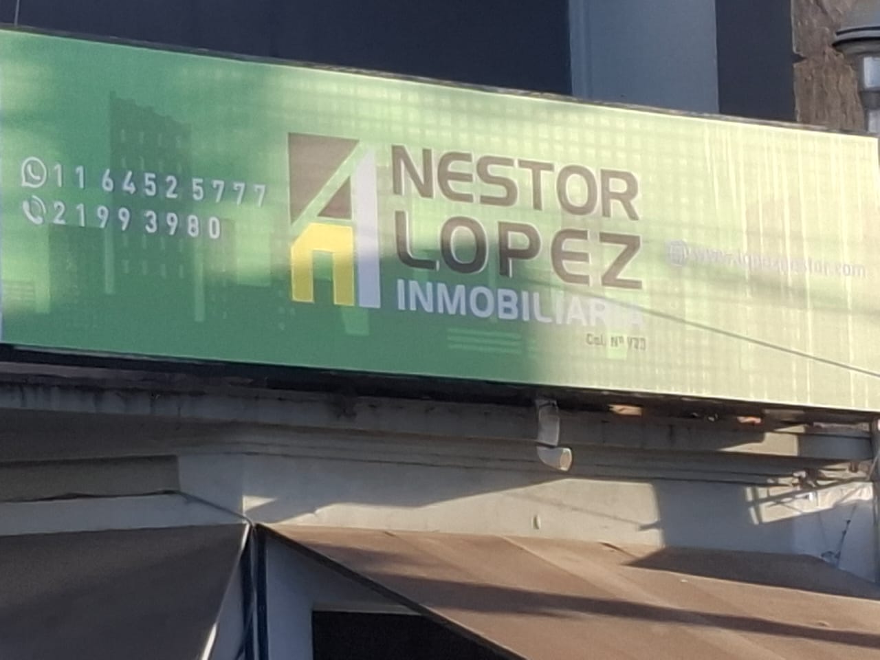 Fachada y cartel de Néstor López Inmobiliaria en Berazategui